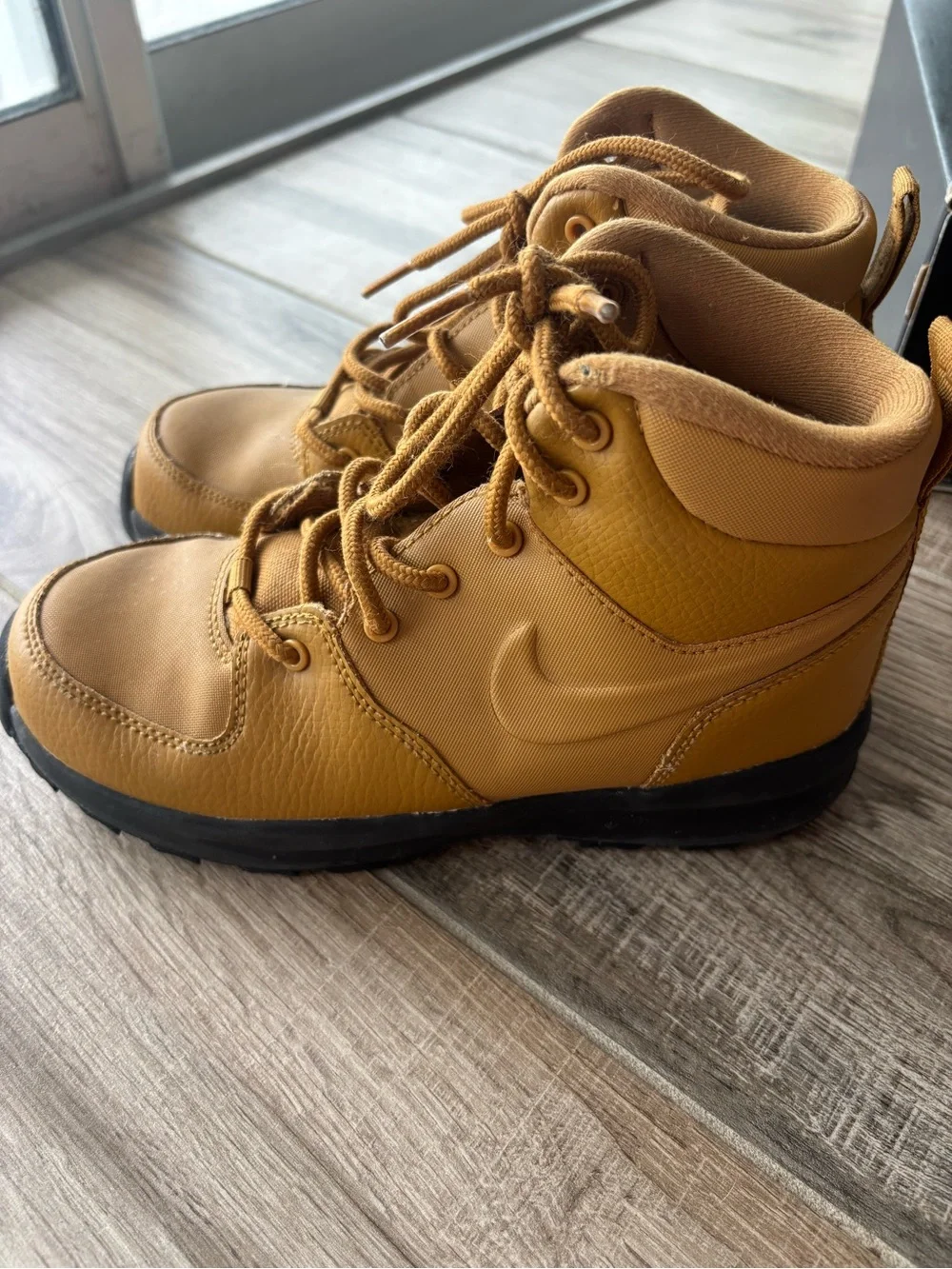 Nike Kids' Wheat Tan Hiker Boots 2.5Y in excellent condition